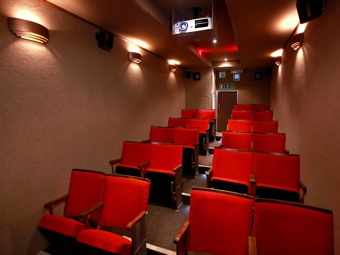 Illustration for article titled Vintage Mobile Cinema Beats Your Car’s DVD Player Any Day